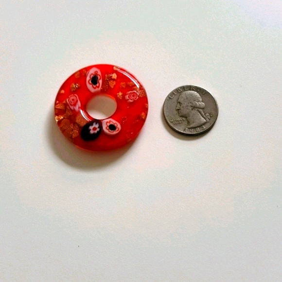 Large Glass Red Round Pendant 3D Effect Hole In Middle Gold Black White Designs - Picture 4 of 4